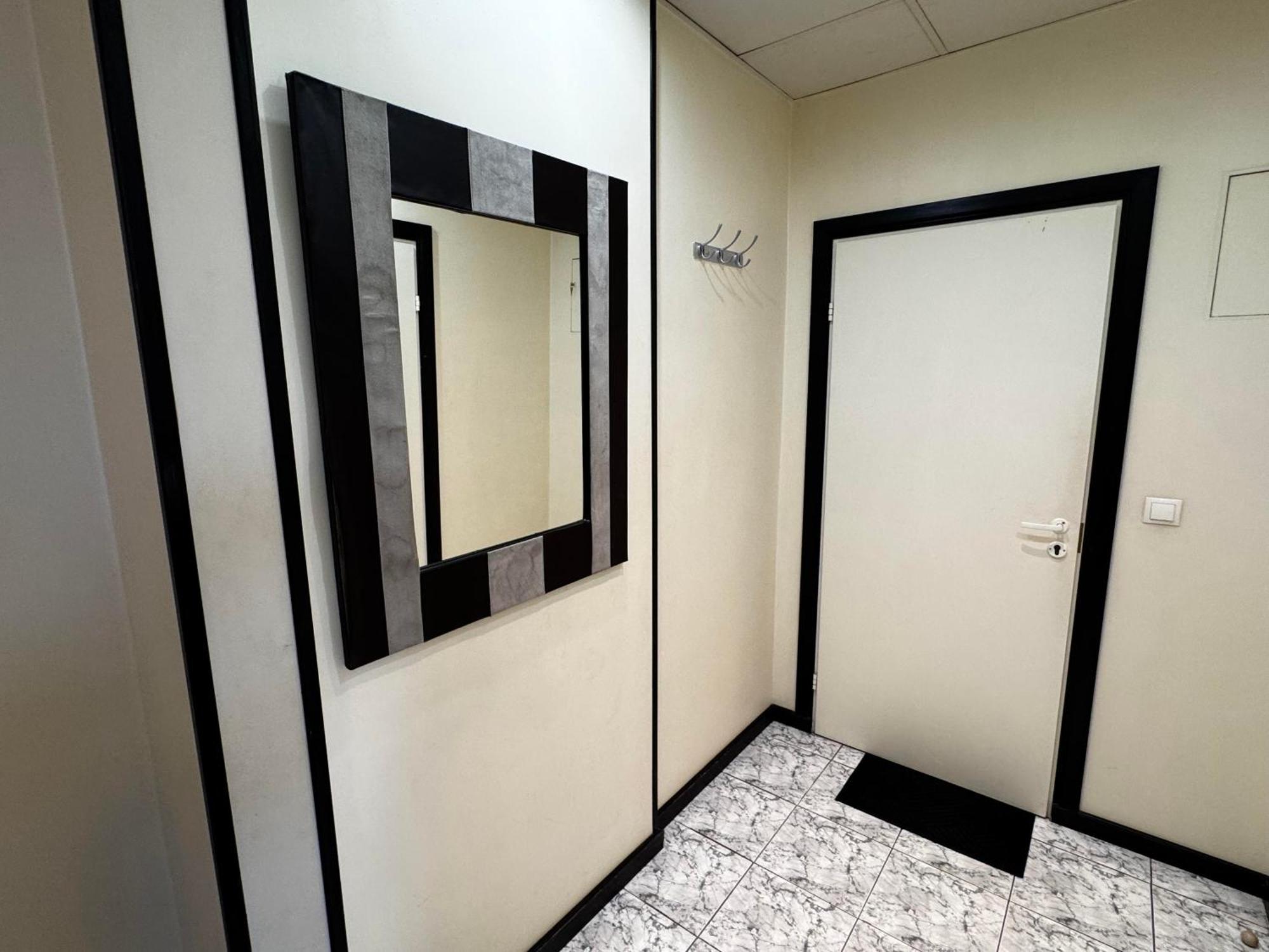 Aparthotel Riga Exterior foto A mirror in a bathroom
